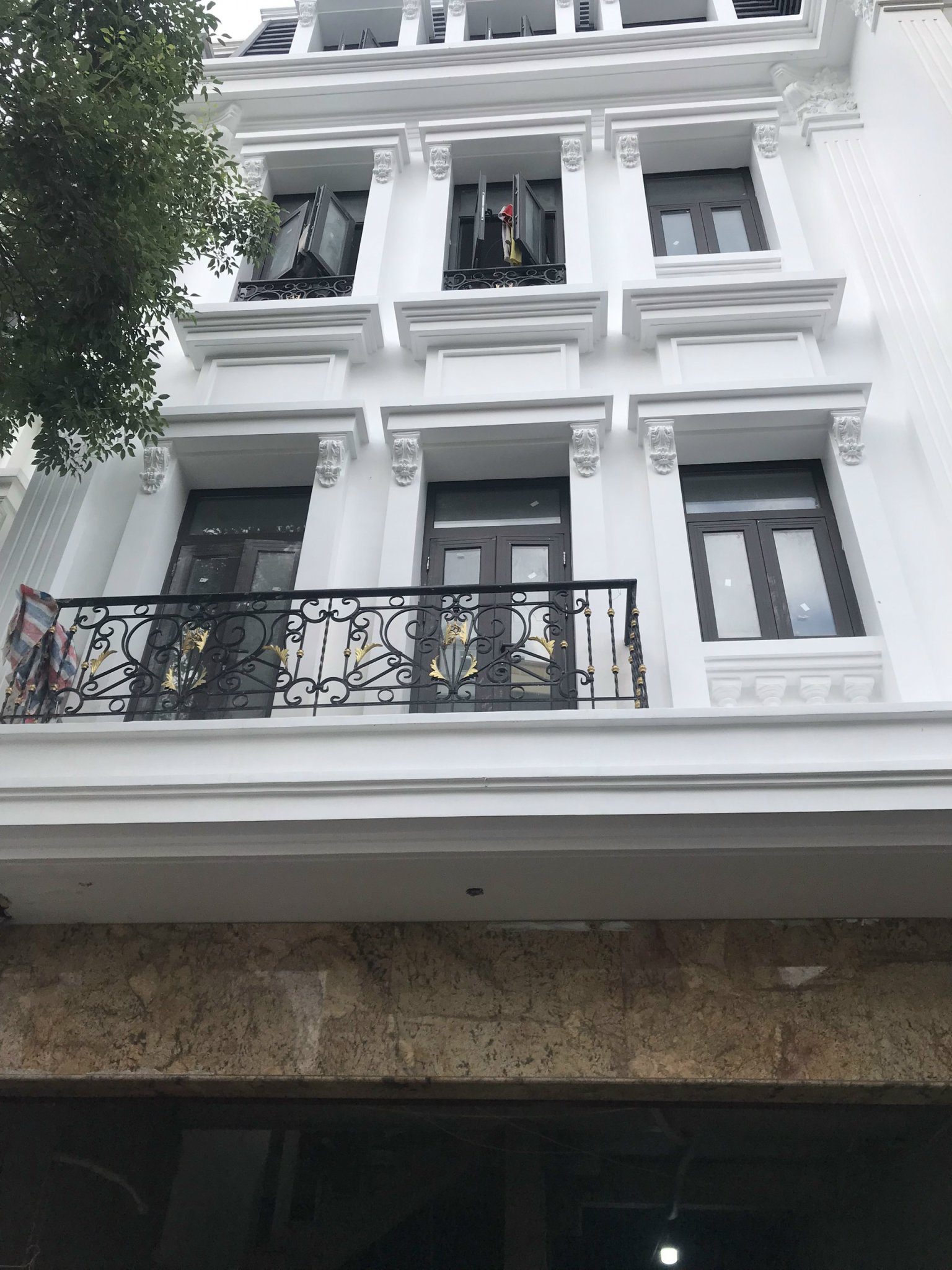 Vệ sinh bóc băng keo thang máy tại Hồng Bàng Hải Phòng